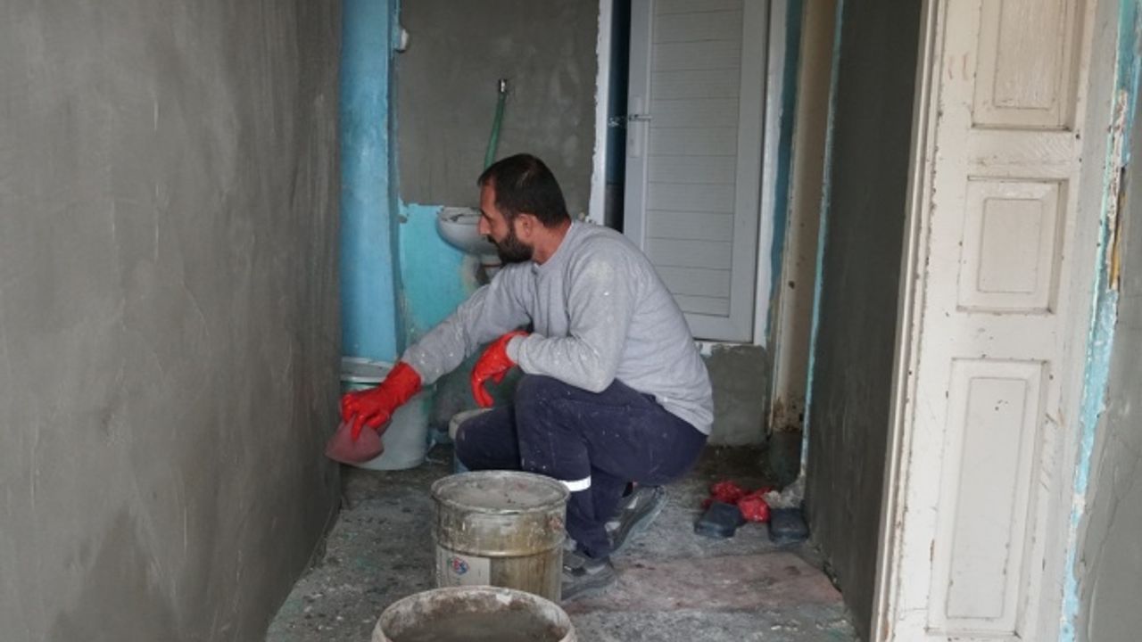 İzmit Belediyesi Nermin teyzenin evini yeniliyor