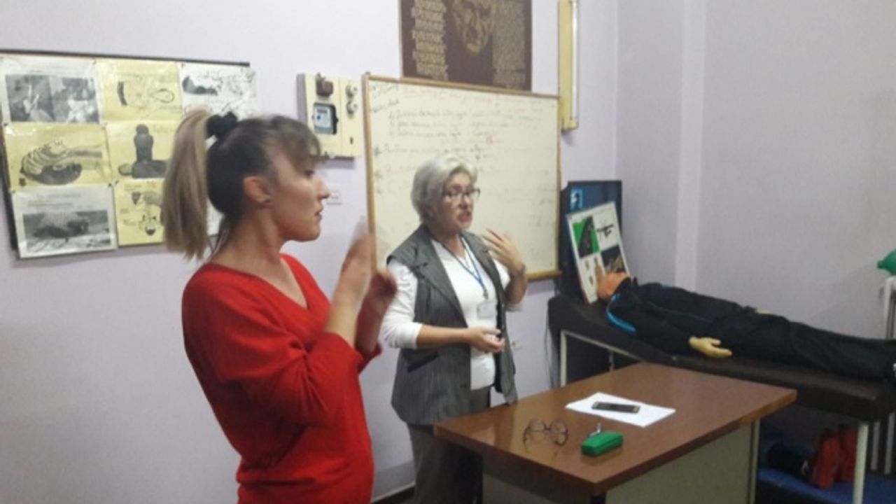 Bandırma'da ehliyet almak isteyen işitme engellilere işaret dili tercümesiyle eğitim veriliyor