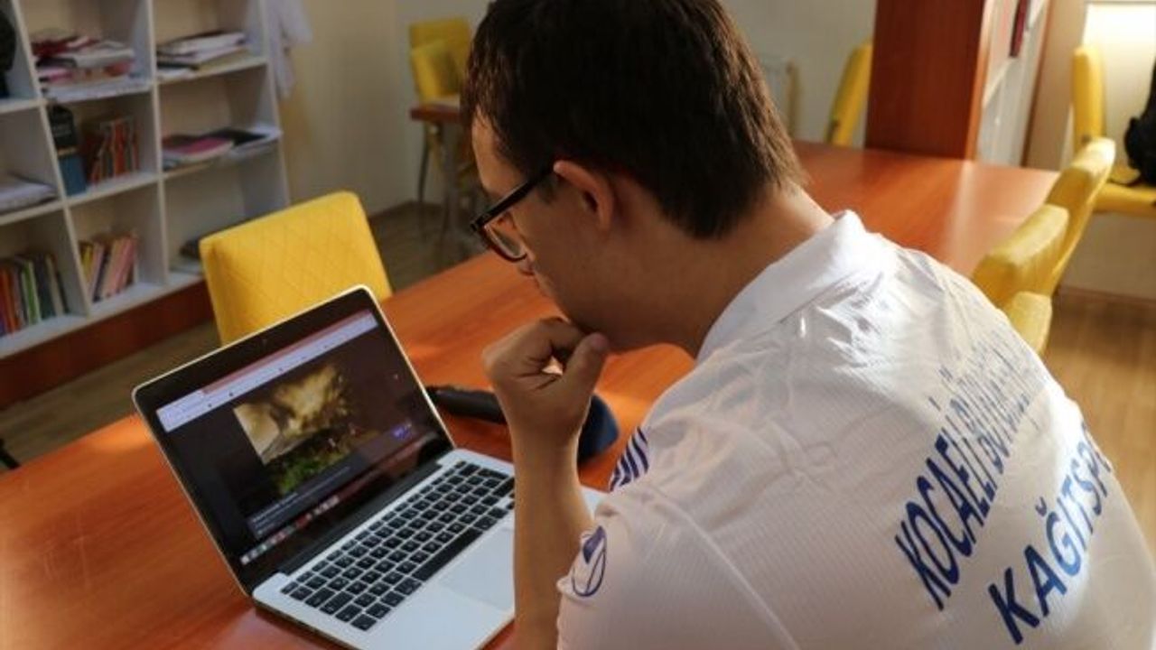 Down sendromlu milli judocu Talha Ahmet Erdem, AA'nın "Yılın Fotoğrafları" oylamasına katıldı