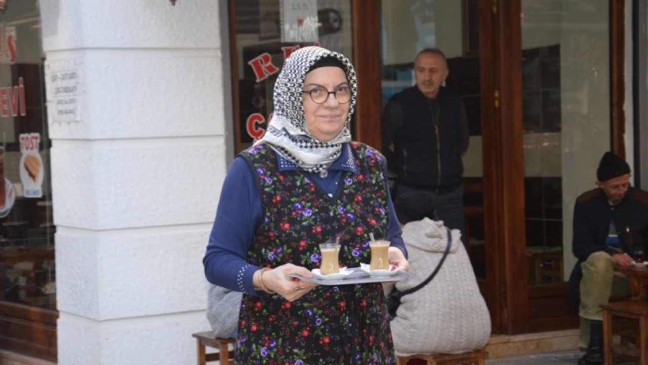 Çay ocağı işletmecisi Ayşe teyze azmiyle örnek oluyor