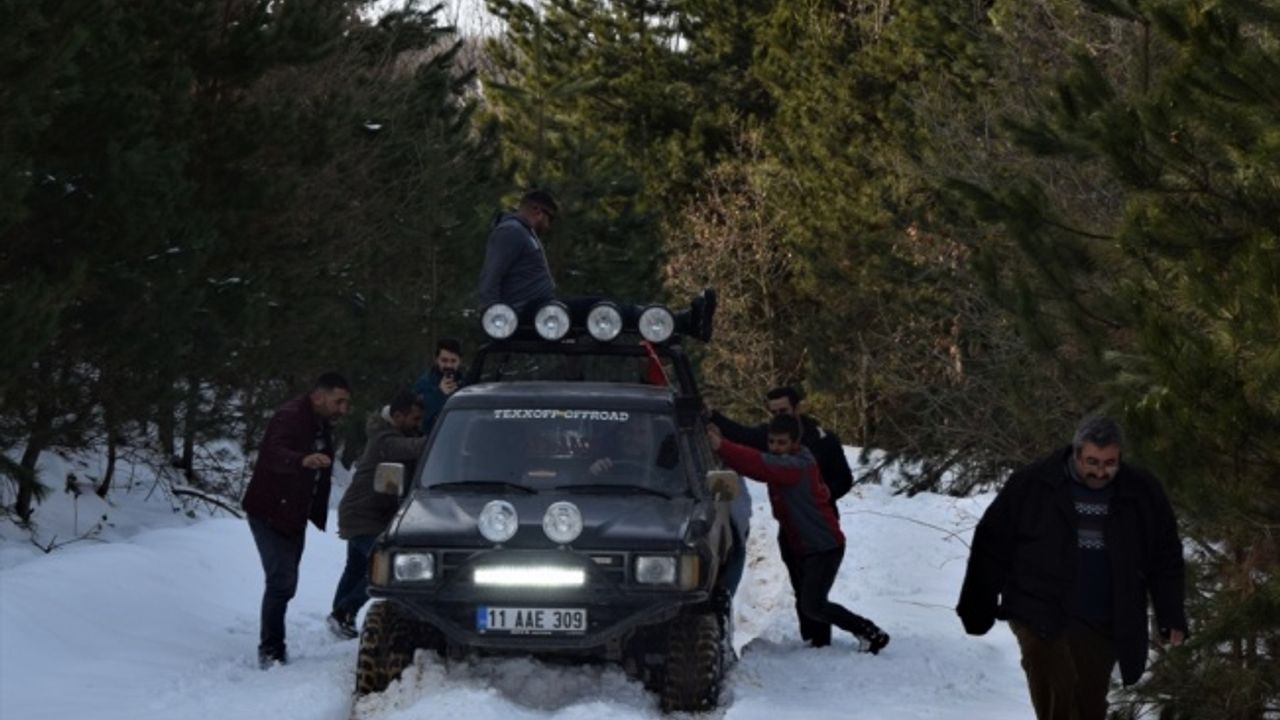 Bilecik'te off-road tutkunlarının kar ve çamur kaplı parkurda sürüş keyfi