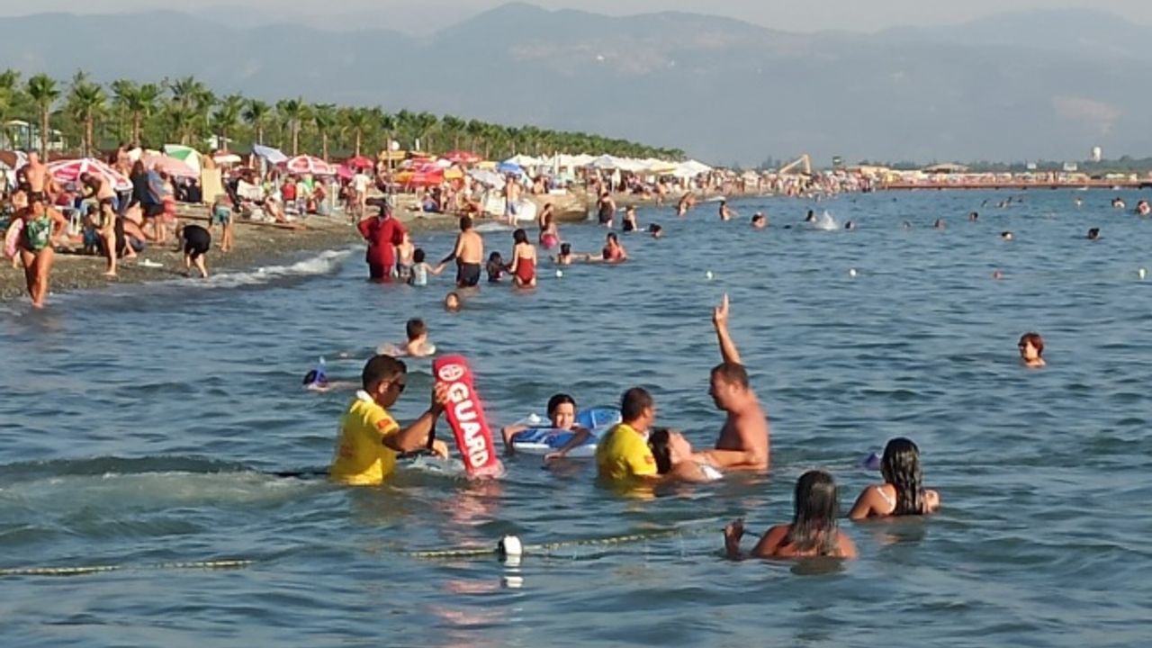 Denizde fenalaşan kadının imdadına cankurtaranlar yetişti