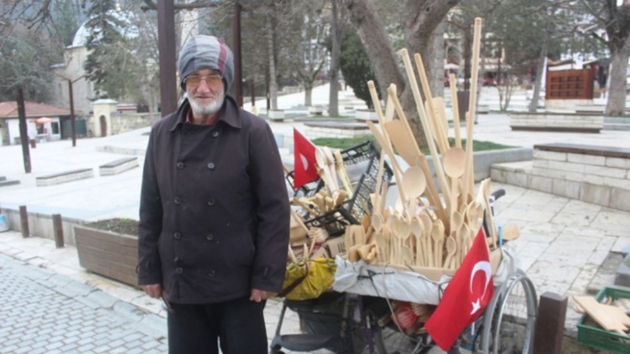 Bebek arabasında sattığı ürünlerle aile bütçesine katkı sağlıyor