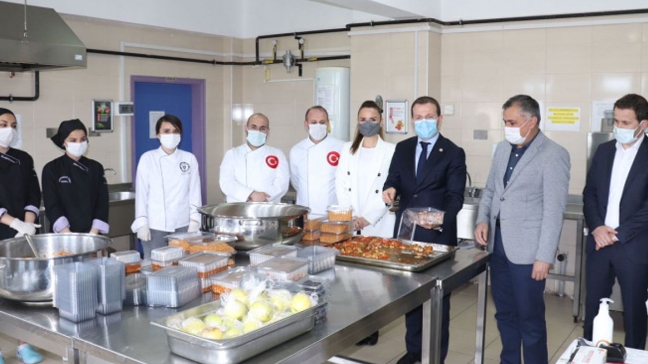 Bursa'da öğrenciler her gün 100 kişiyi iftarda doyuruyor