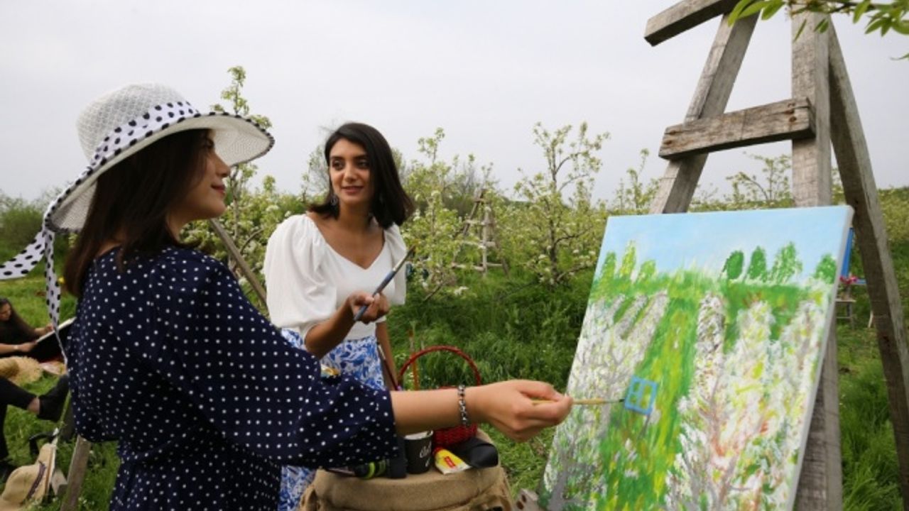 Kırklareli'nde çiçek açan armut bahçeleri ressamlara ilham kaynağı oldu