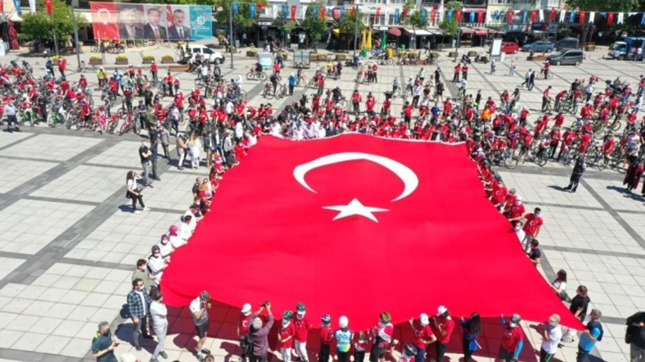 19 Mayıs Bisiklet Turu’nda 1000 kişi aynı anda pedal çevirdi