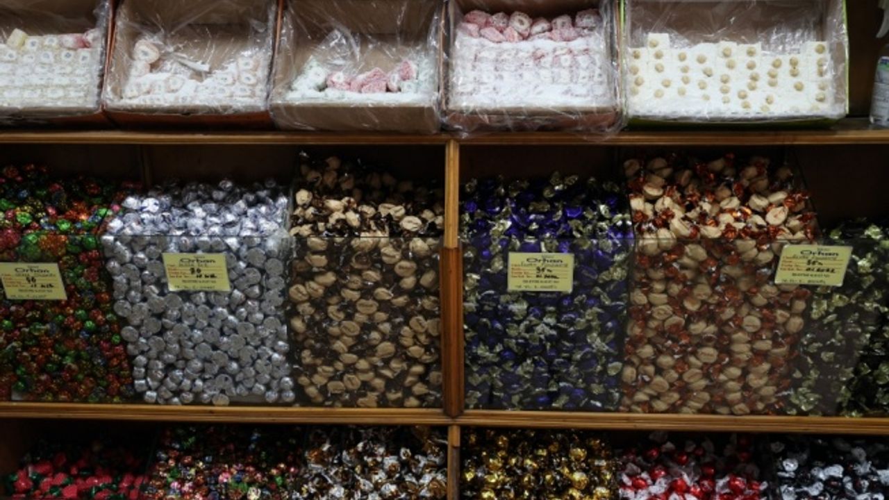 Balıkesirli "Şekerci Orhan" ağızları tatlandıran 9 metrekarelik dükkanında yarım asrı devirdi