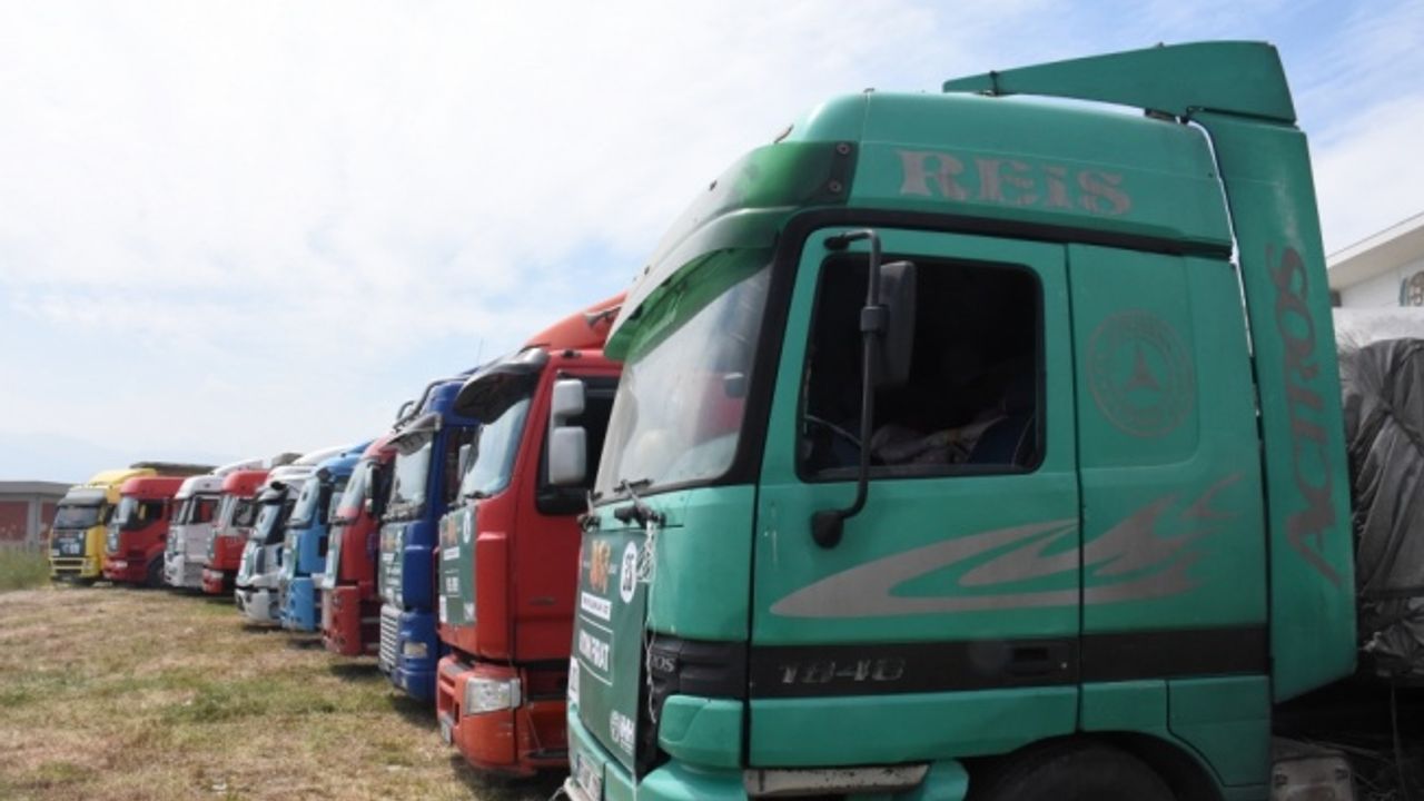 İHH Bursa Şubesi Suriye'deki kamplara 14 tır yardım gönderdi