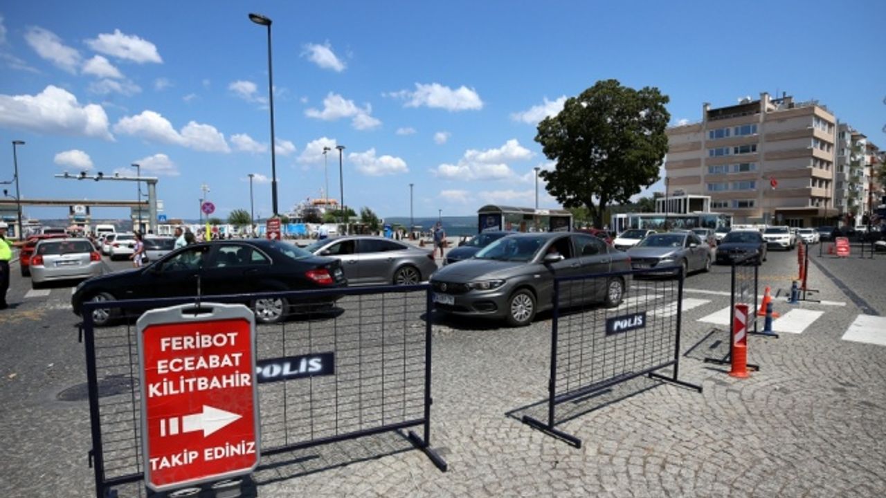 Çanakkale'deki feribot iskelelerinde tatilcilerin dönüş yoğunluğu sürüyor
