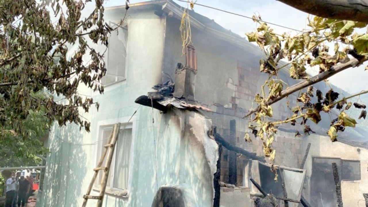 Karamürsel'de çıkan yangında ev hasar gördü