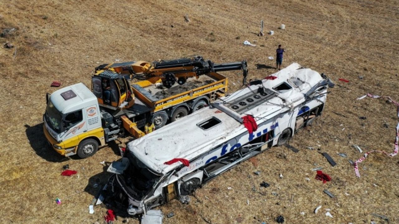 CHP Genel Başkan Yardımcısı Akın, Balıkesir'deki yolcu otobüsü kazasında yaralananları ziyaret etti: