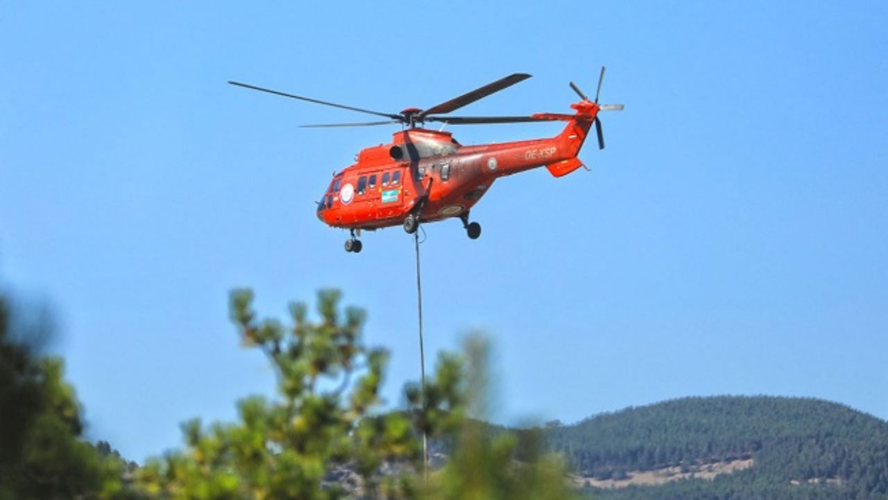 Muğla’nın kırmızı helikopteri 4 günde 322 kez su bıraktı