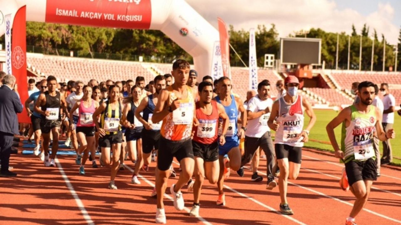 Balıkesir'de İsmail Akçay Yol Koşusu'nda dereceye giren atletler ödüllendirildi