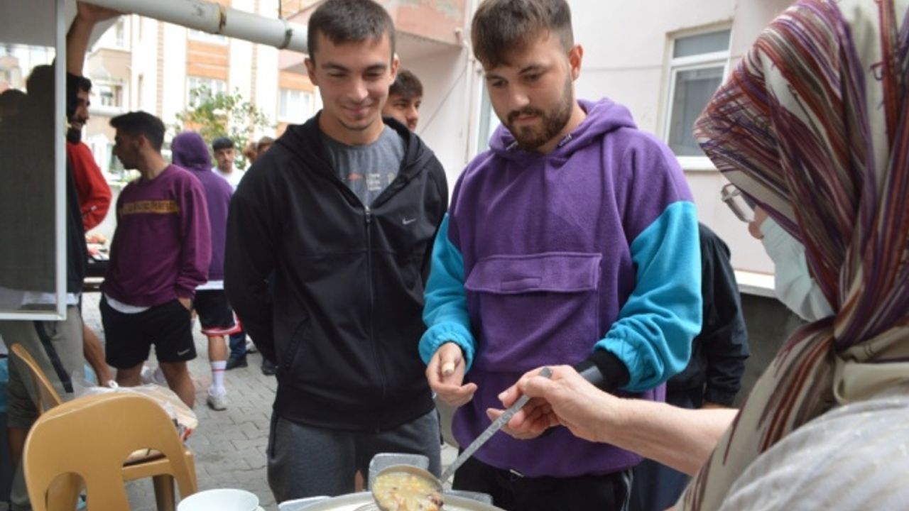 Lüleburgazspor taraftarı "Nesibe nine" futbolculara aşure dağıttı