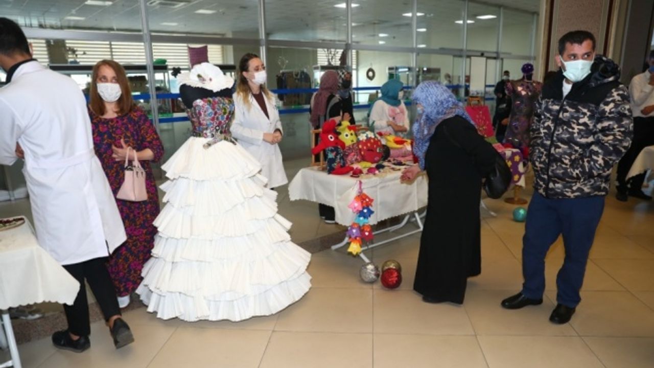 Bağcılar Belediyesi Engelliler Sarayı kursiyerlerinin atık malzemelerden yaptıkları ürünler sergilendi