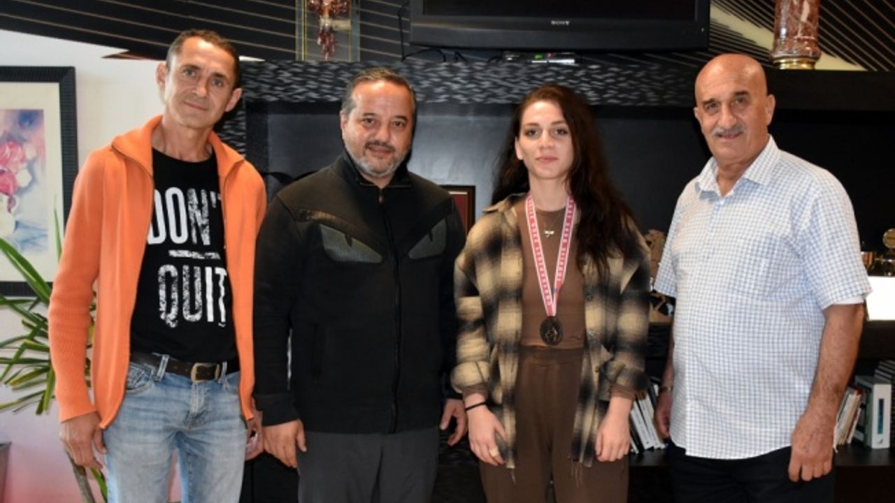 Bursa Nilüferspor Kulübü Başkanı Varlık, Türkiye üçüncüsü boksör Melisa Kaplan'ı tebrik etti