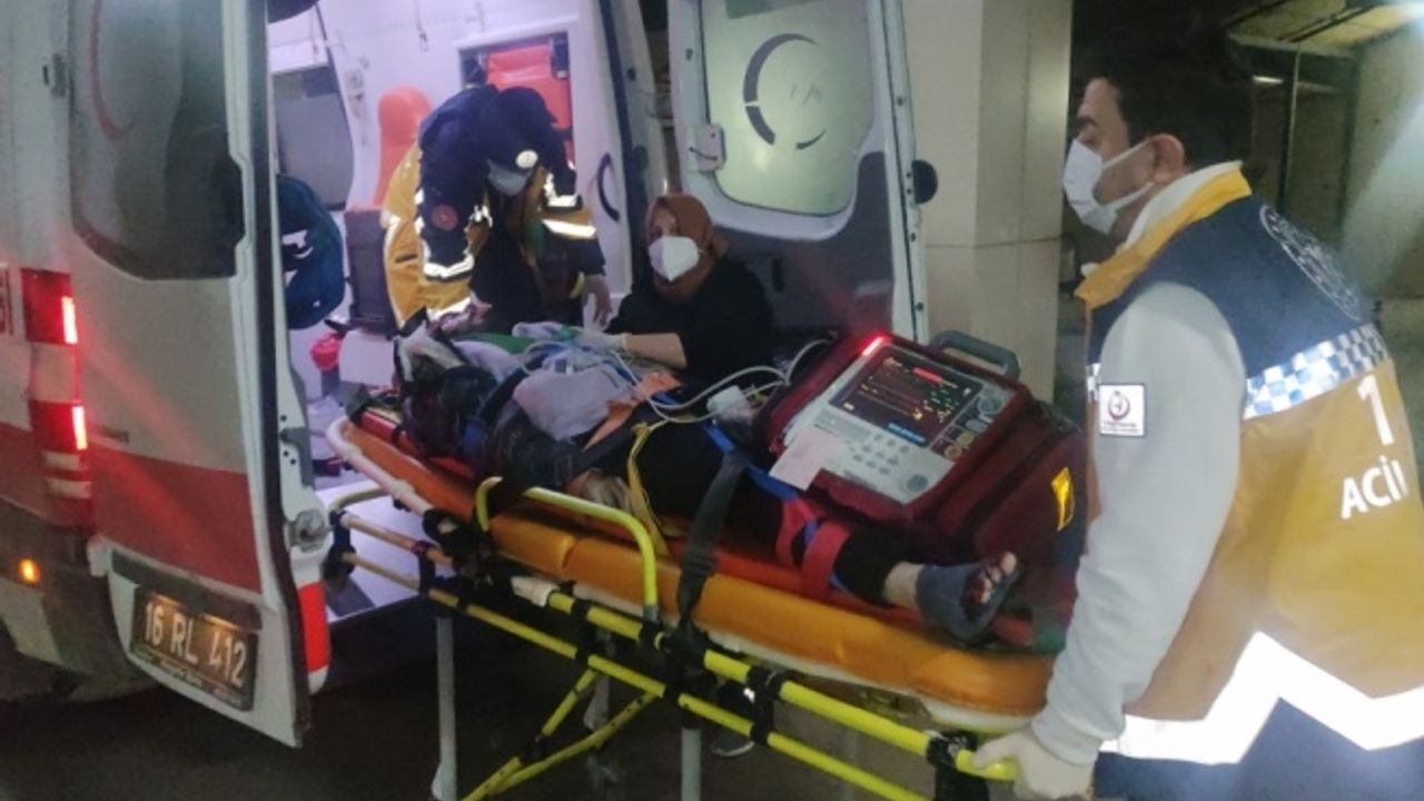 Bursa'da kaldırıma çarpan motosiklet sürücüsü hastanede yoğun bakıma alındı