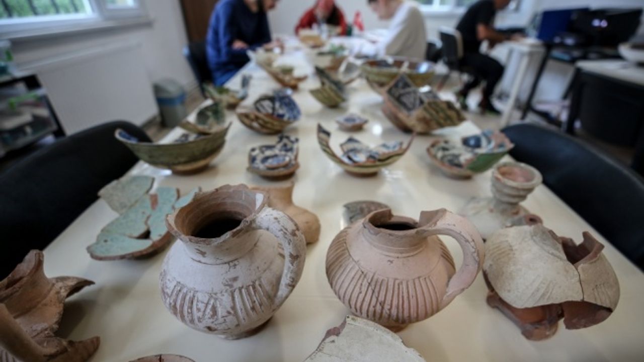 İznik çini fırınları kazısında "kırmızı hamurlu" seramikler bulundu
