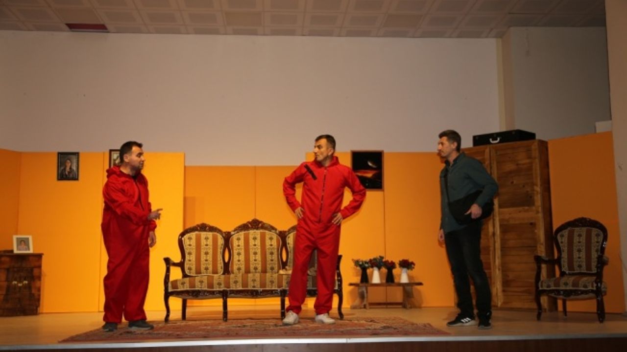 Kapaklı Belediyesi Tiyatro Kulübü oyuncuları, Diyarbakır'da gösteri sundu