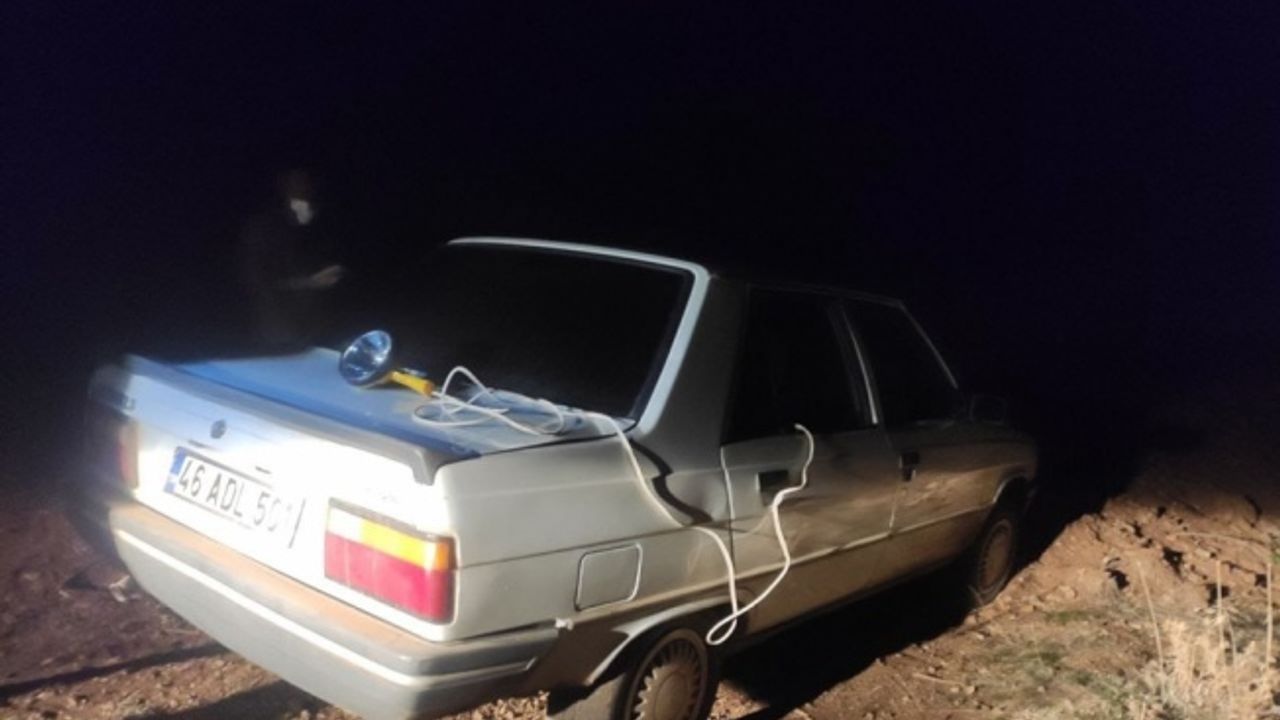 Kırsal alanda gece projektörle tavşan avlayan 4 kişiye 24 bin lira ceza kesildi, tüfeklere el konuldu