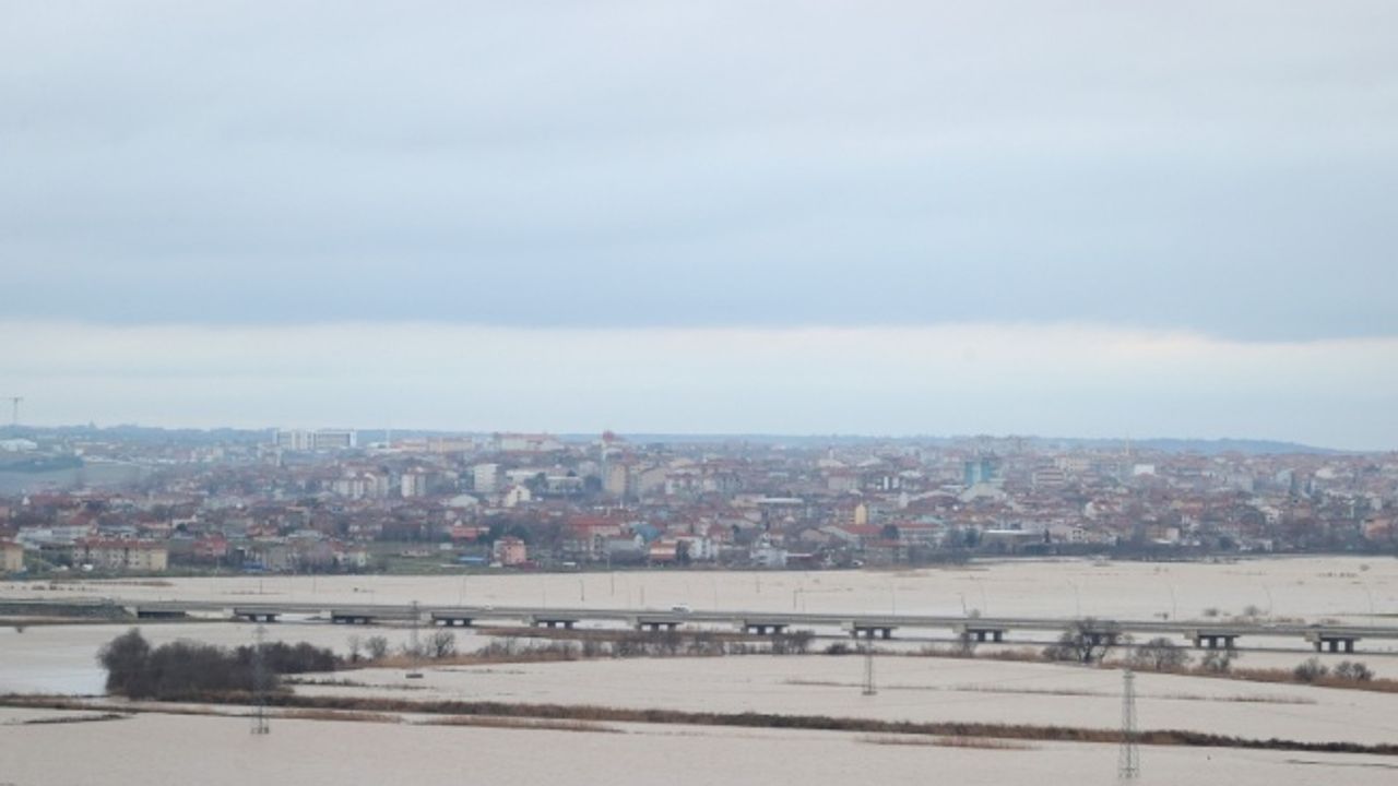 Yatağından çıkarak ovaya yayılan Ergene Nehri'nin debisindeki artış sürdü
