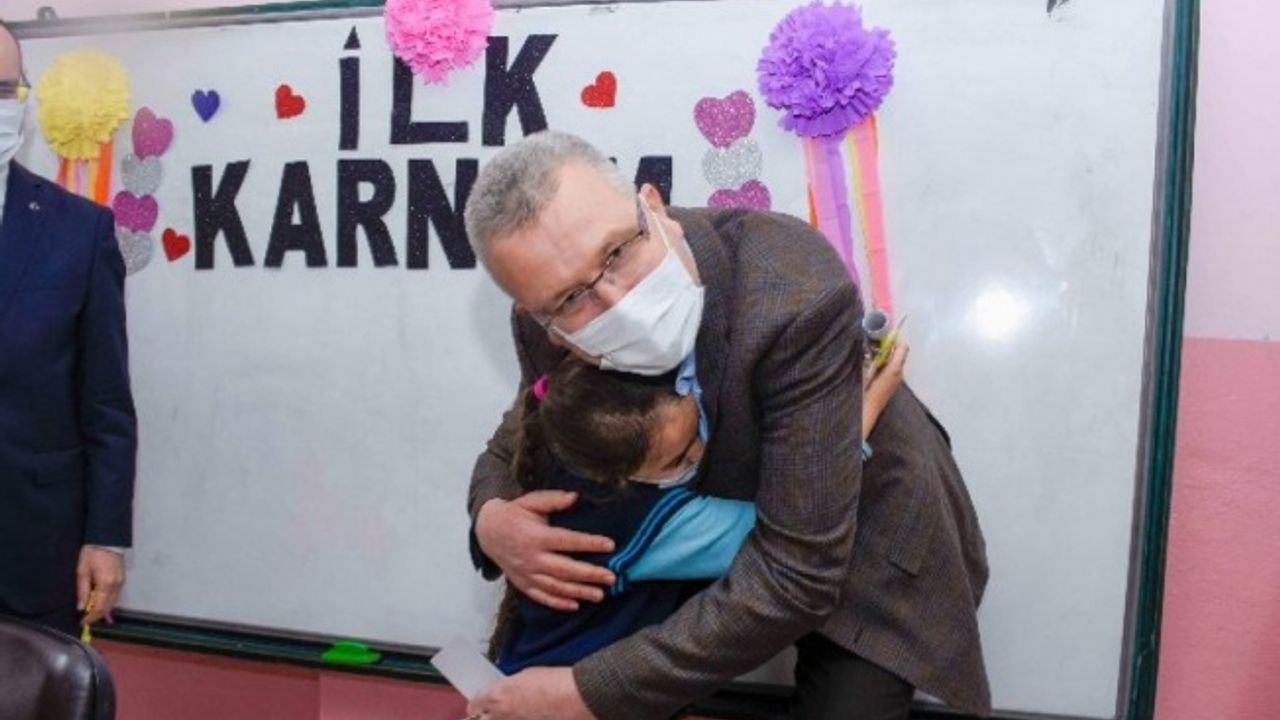 Bursa Karacabey Belediyesi'nden öğrencilere sürpriz karne hediyesi