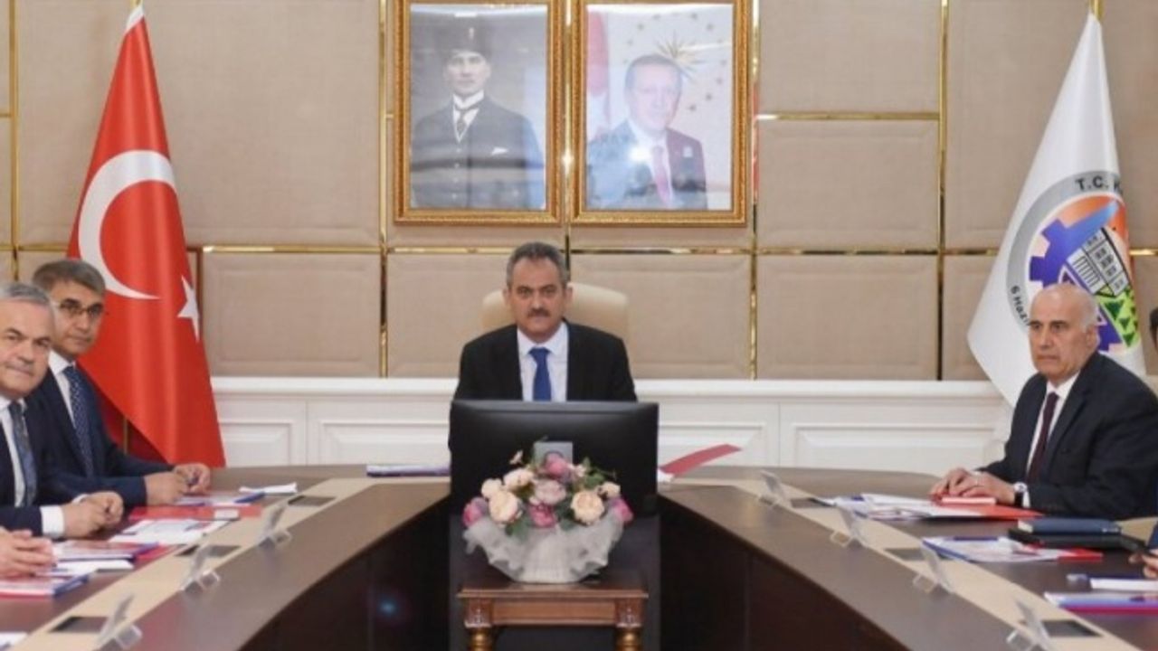 Bakan Özer'den eğitimde maskesiz ilk gün değerlendirmesi