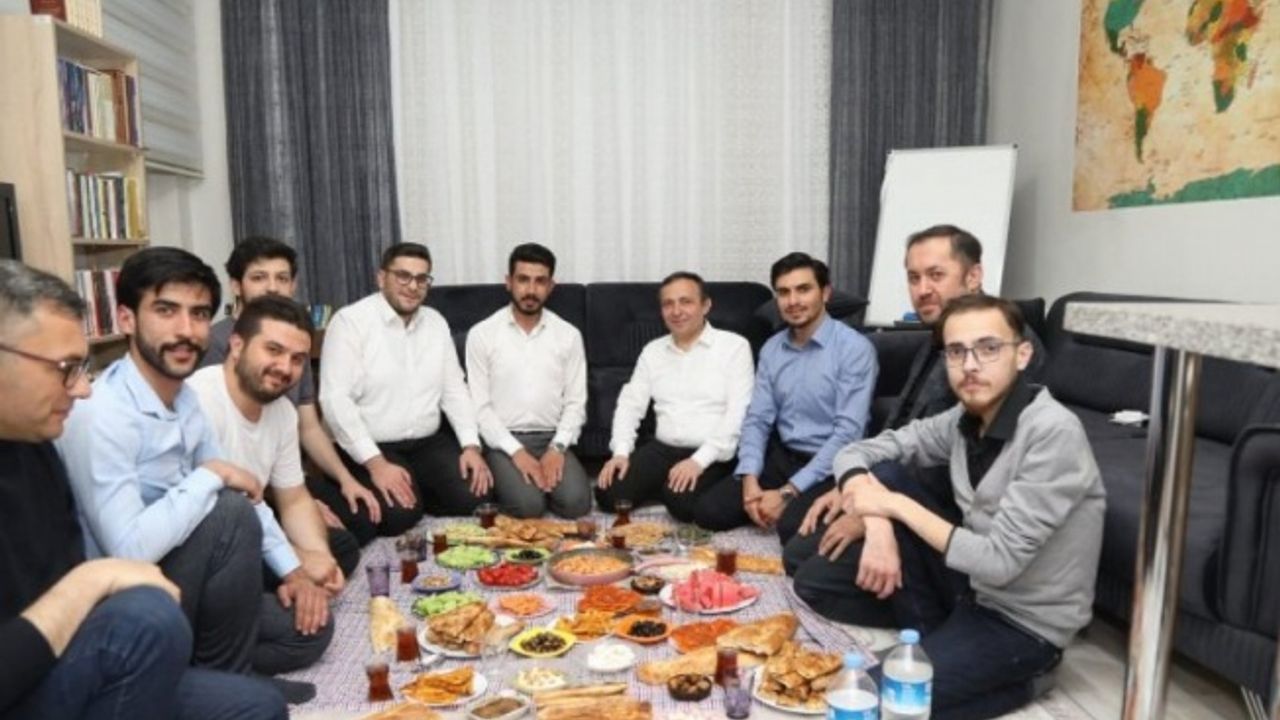 ERÜ Rektörü Çalış, öğrenci evinde sahur yaptı