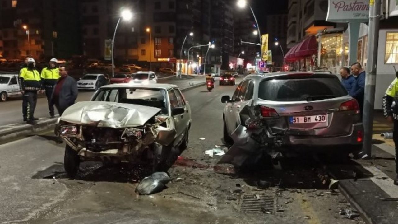 Niğde'de İsmet Sayın Caddesi'nde trafik kazası 