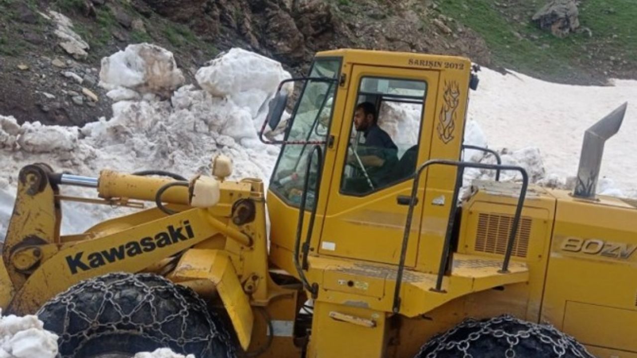 Batman Sason'da kardan kapanan son köy yolu ulaşıma açıldı