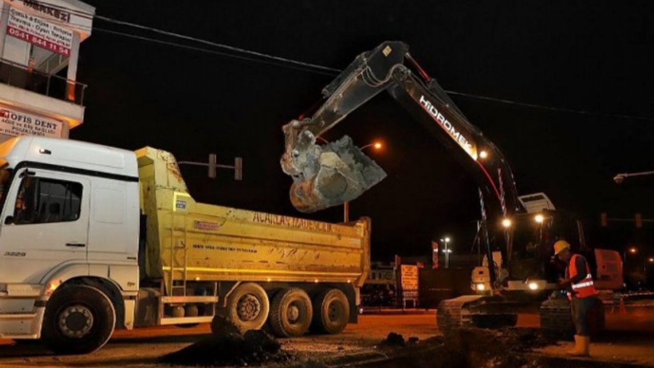 Sakarya Büyükşehir’den şehrin kalbinde sürdürdüğü çalışmalara gece mesaisi
