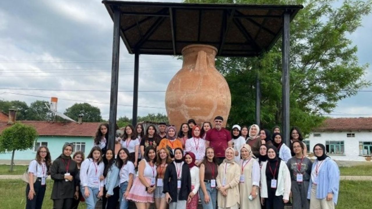 Bilecik Pazaryeri'nde Türkiye’nin en büyük küpü ziyaretçi çekiyor