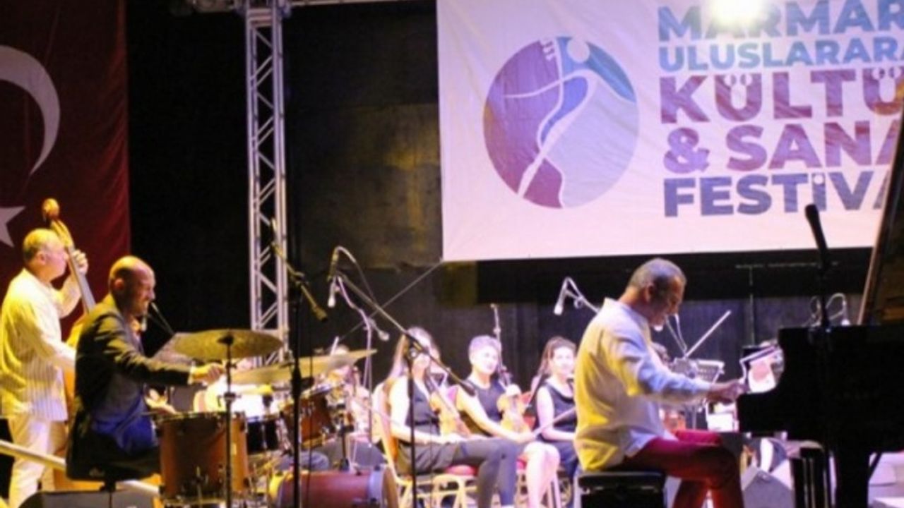 Muğla Marmaris'te turistlerin Kerem Görsev ilgisi