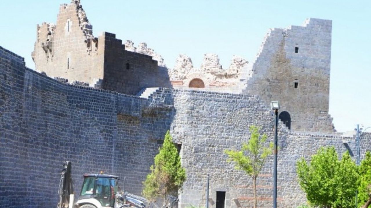 Diyarbakır'ın 'Surlarda Diriliş'i sürüyor... Benusen'de çevre düzenlemesi