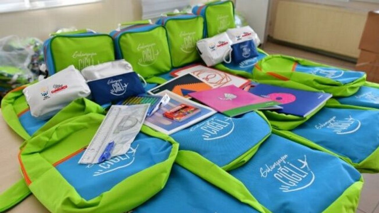 İzmir Çiğli'den eğitime kırtasiye ve valiz desteği