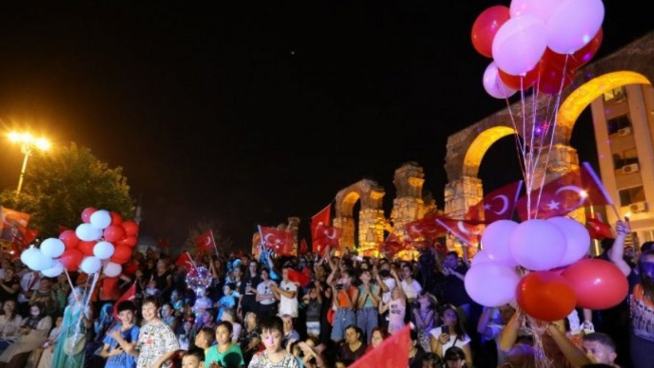 İzmir Efes Selçuk'tan gökyüzüne kırmızı-beyaz balonlar bırakıldı