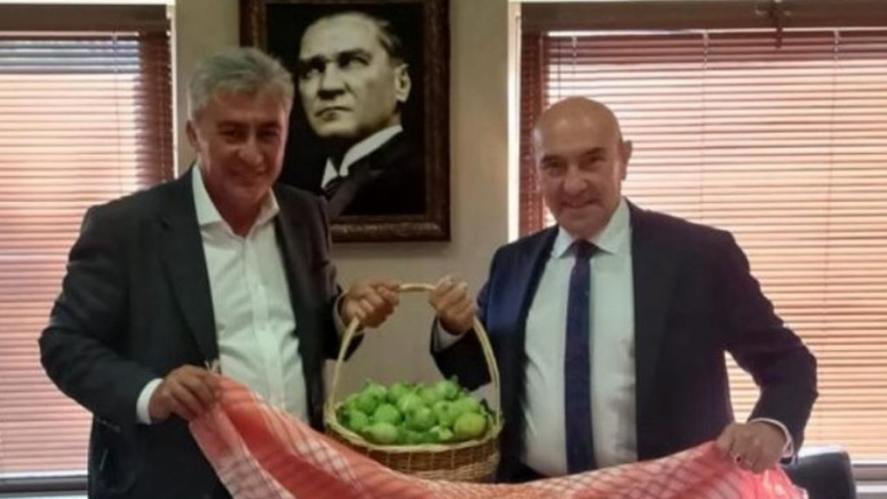 İzmir Güzelbahçe'den Başkan Tunç'a bardacıklı davetiye