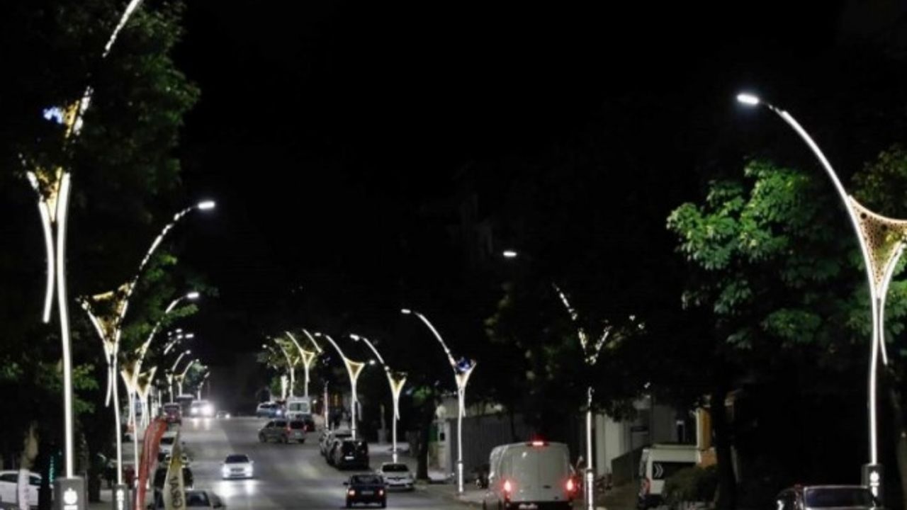 Kocaeli'de Körfez Akşemsettin Caddesi ışıl ışıl oldu