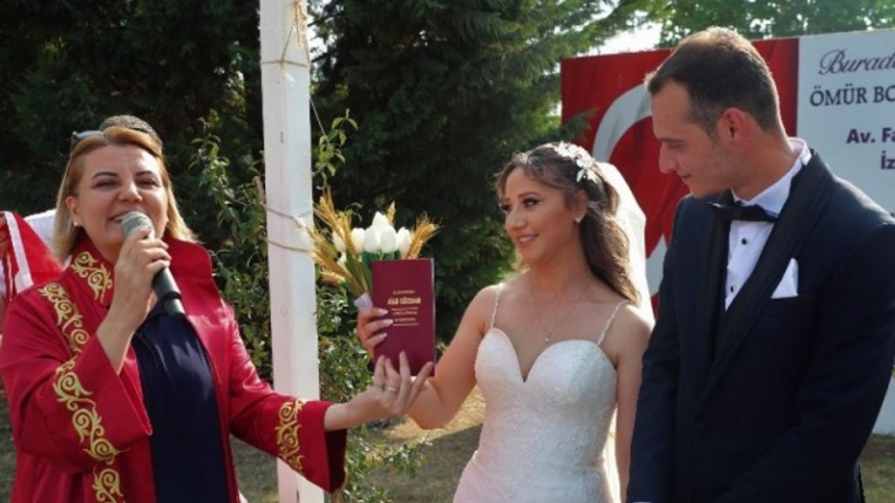 Kocaeli İzmit Gülümse Cafe’de yılın ilk nikahını kıydı