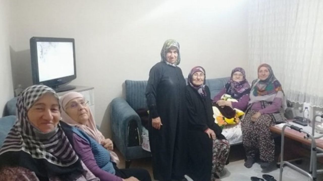 Bilecik'te AK Kadınlar yaşlıların gönlünü fethediyor