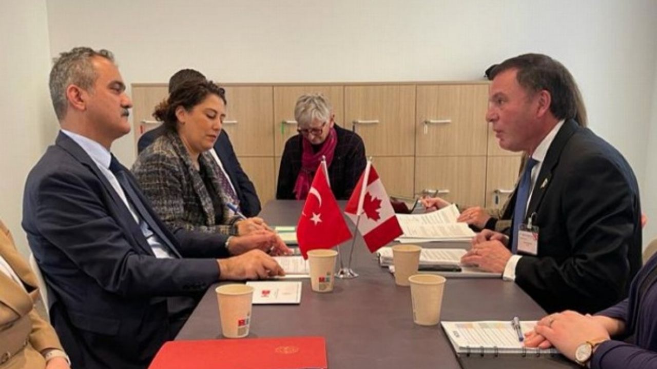 Bakan Özer OECD toplantısında Kanadalı mevkidaşıyla görüştü