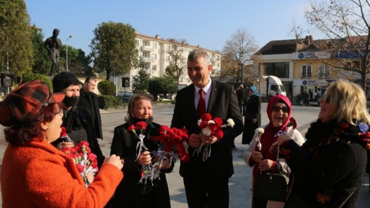 Kocaeli Gölcük'te Başkan Yıldırım'dan kadınlara karanfil