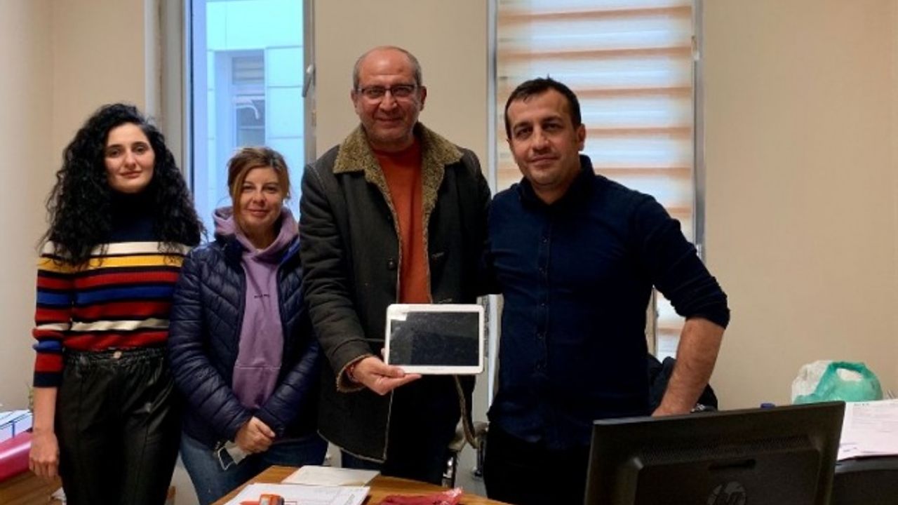 Onkoloji Bölümü'nde tedavi gören hastaya tablet desteği
