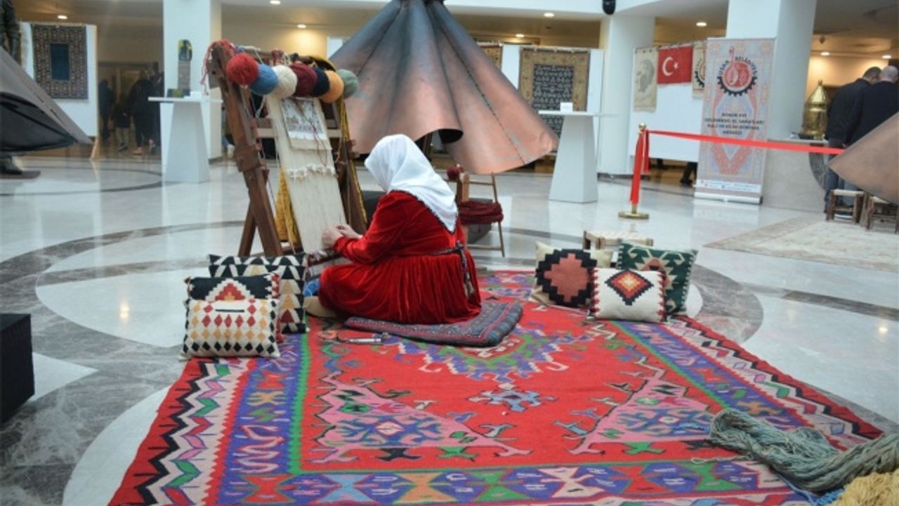 El yapımı Uşak Halıları, Kıbrıs Modern Sanat Müzesi'nde