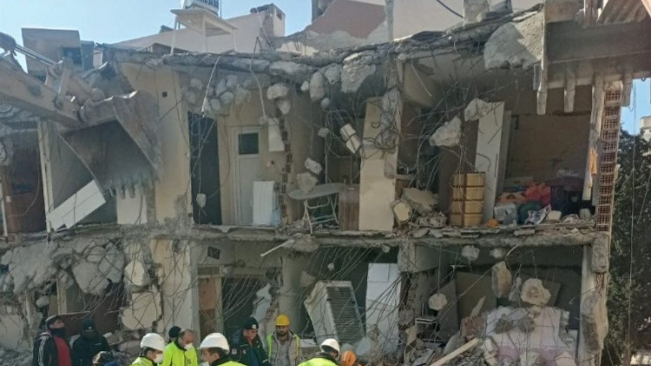 İzmir Büyükşehir ekipleri Hatay'da umudu büyütüyor