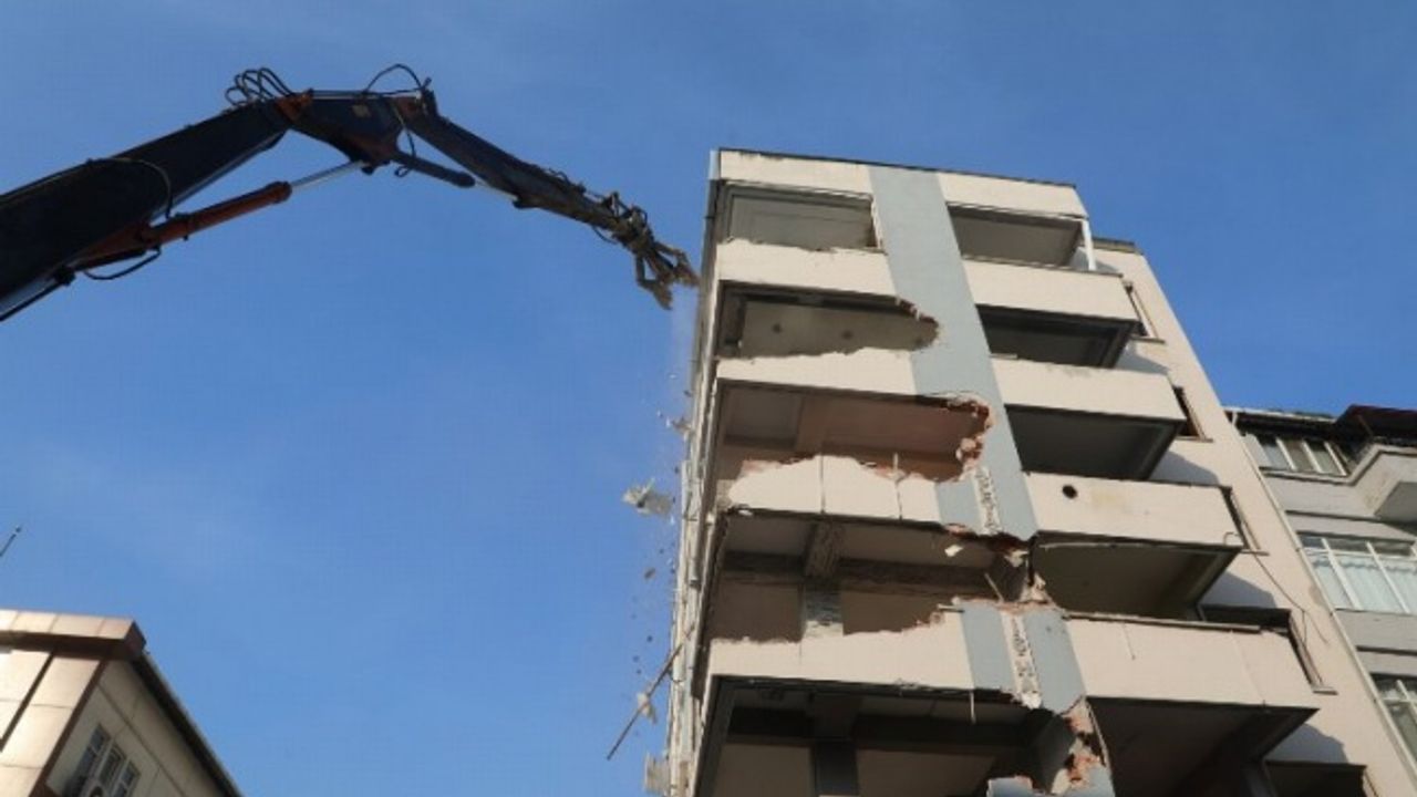 Kocaeli Büyükşehir Kınay İş Merkezi'ni yıkıyor