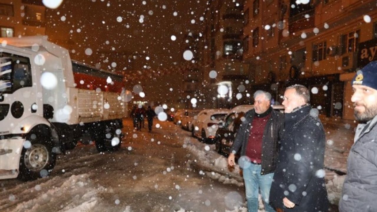 Mardin Artuklu'da Başkan Tatlıdede, kar temizleme çalışmalarını inceledi