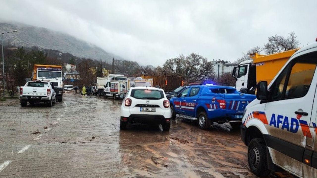 Adıyaman-Çelikhan karayolu geçici olarak araç trafiğine kapatıldı