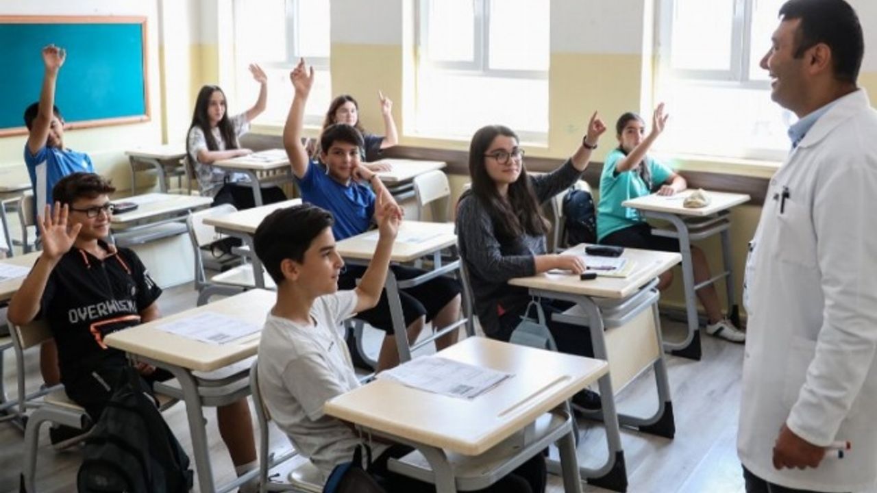 Afet bölgesinden diğer illere 4 bin öğretmen nakli