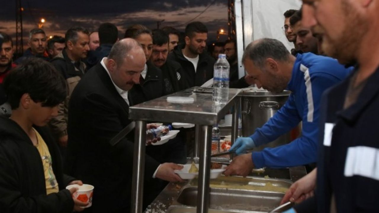 Bakan Varank, Kocaeli çadır kentte orucunu açtı